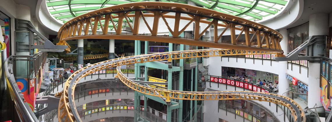 Die Achterbahn in der 9ten Etage eines Shopping Centers