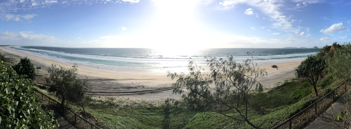 Sonne am Strand überm Rainbow Beach