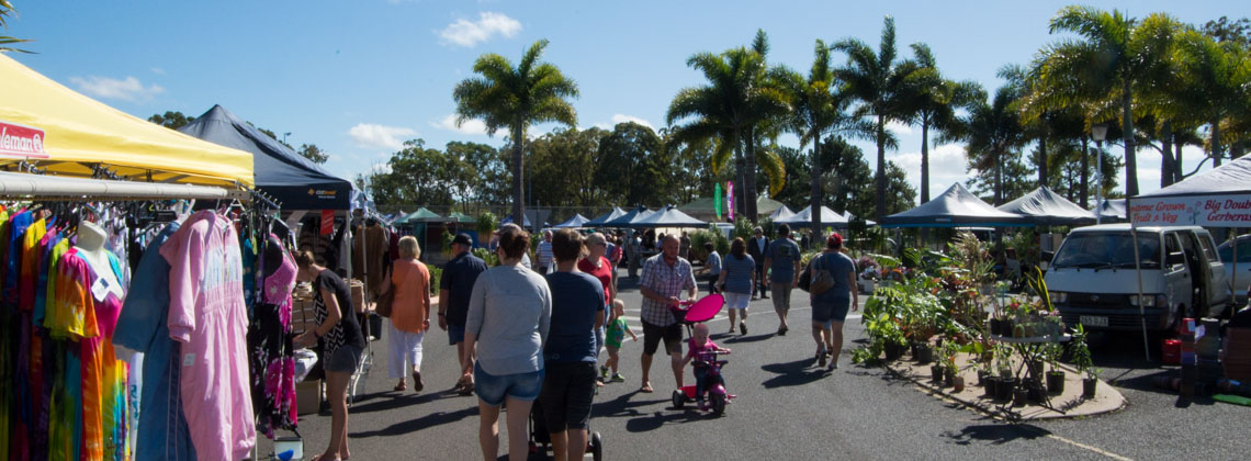 Der Markt in Bundaberg auf dem Gelände einer Schule