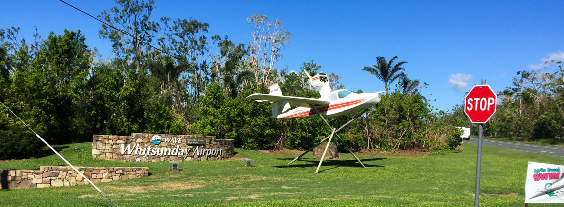 Die Einfahrt zum Flughafen von Airlie Beach