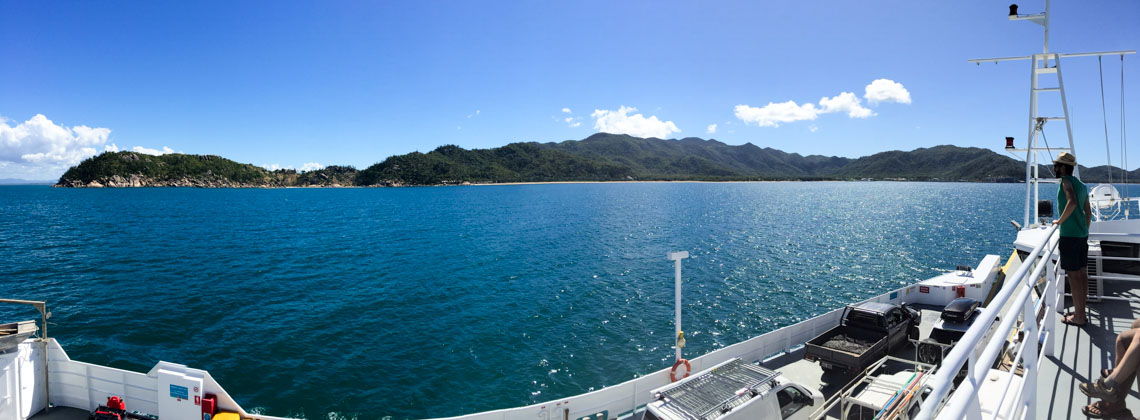 Magnetic Island von der Fähre aus.