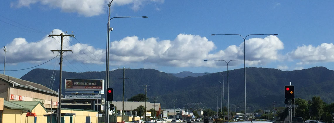 Die Skyline der Berge hinter Cairns