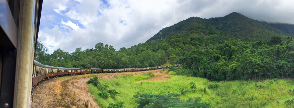 Kuranda Scenic Railway in einer Kurve mit schöner Aussicht