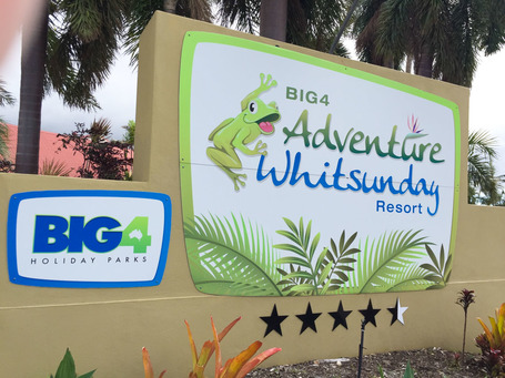 Das Schild des Big4 Campingplatzes am Ortseingang von Airlie Beach