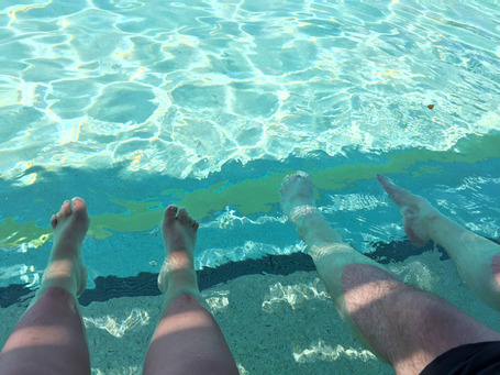 Mit den Füßen im Wasser der Lagune in Cairns