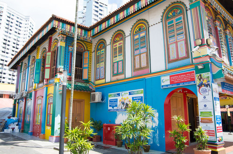 Ein buntes Gebäude in Little India, Singapur