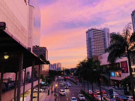 Ein schöner und farbenfroher Sonnenuntergang über Manila