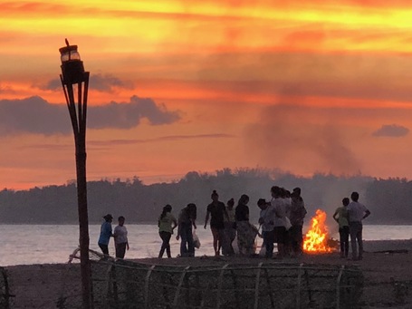 Lagerfeuer im Sonnenuntergang