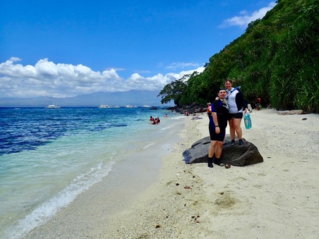 Steffi und Sebastian am Strand einer kleiner Seitenbucht von Apo Island