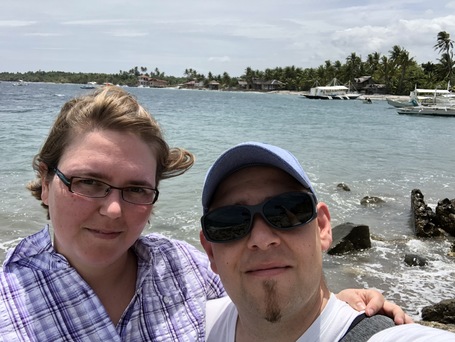 Wir am Strand von Malatapay