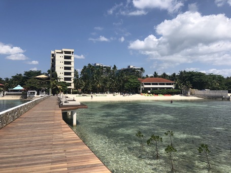 Die Hotelanlage von der Pier aus gesehen