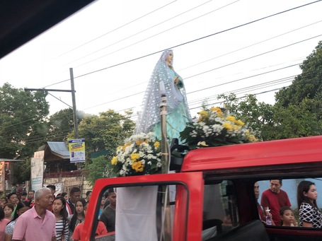 Eine der Heiligen auf Bohol die über die Landstrasse gebracht wird.