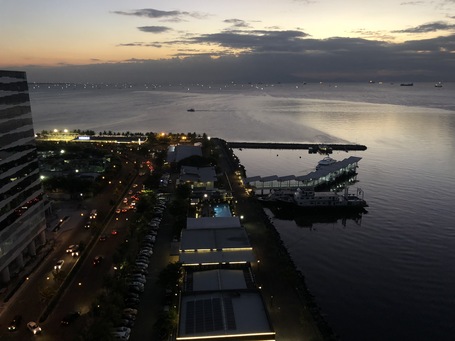 Die Aussicht von der Dachterasse des TRYP by Wyndham Mall of Asia by Nacht