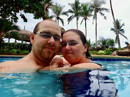 Steffi und Sebastian Thoss geniessen Ihre gemeinsame Zeit im Pool auf Bohol, Philippinen