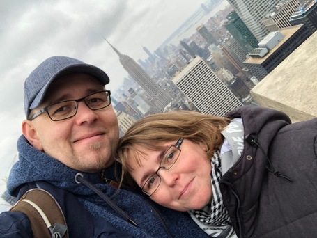 Wir zwei oben auf dem Rockefeller Center beim versuch Gesund auszusehen