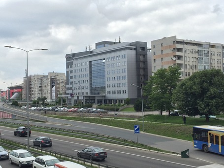 Das IN Hotel von der anderen Seite der Straße aus