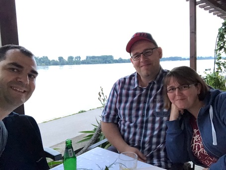 Mihailo, Steffi und Sebastian Thoss beim abendessen in Belgrad
