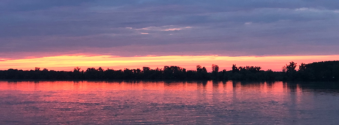 Sonneuntergang über der Donau in Beldgard
