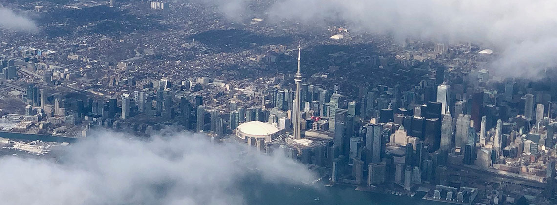 Die Skyline von Toronto vom Flieger aus gesehen