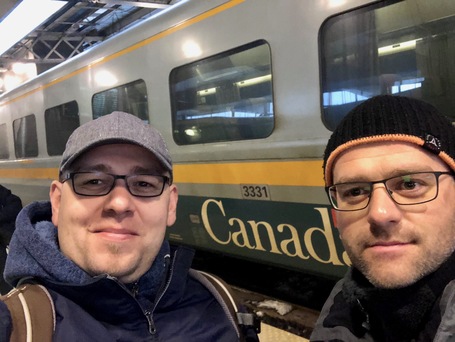 Matze und Sebastian vor dem kanadischen Zug in Toronto