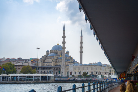 Die Yeni Moschee am Goldenen Horn in Istanbul