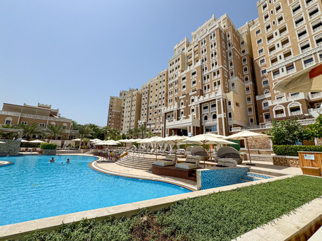 Die Hotelanlage in Dubai mit Pool