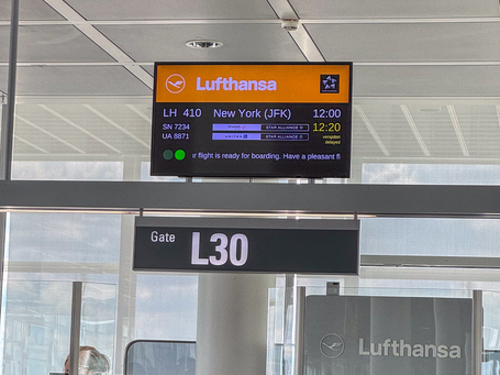 The departure monitor at MUC with information about the flight to JFK