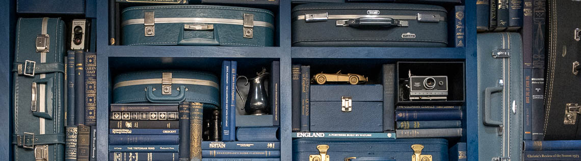 Eine Blaue Wand in der Amex Centurion Lounge in LHR Airport