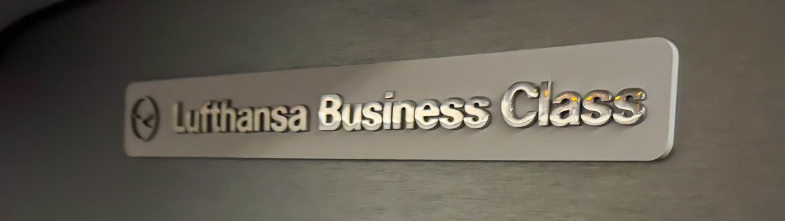 Das Schild der Lufthansa Business Class im Flieger nach München