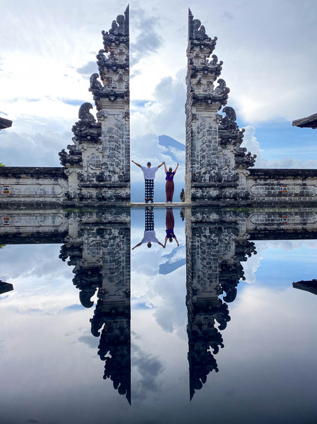 Steffi und ich im Lempuyang Tempel auf unsere Reise 2023