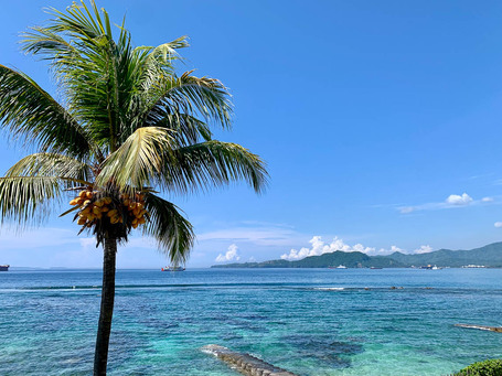 Ein Blick vom Pool übers Meer und auf andere Teile Balis 2023