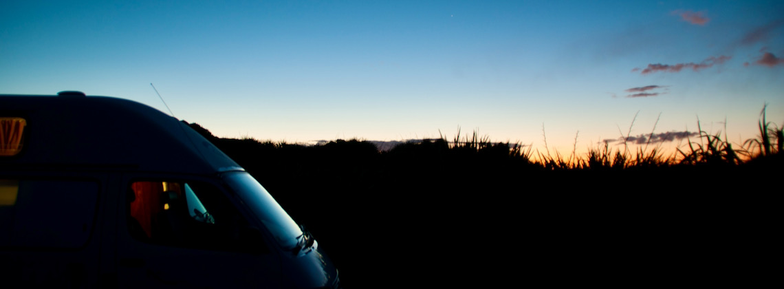 Die blaue Stunde auf dem Parkplatz bei Haast
