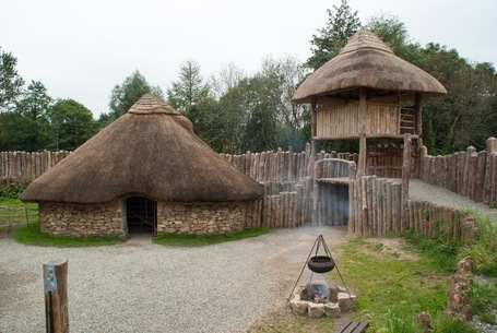 Eines der vielen Dörfer im Irish National Heritage Park
