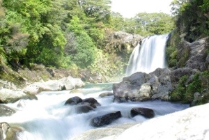 Ein schöner Wasserfall zum Mittag