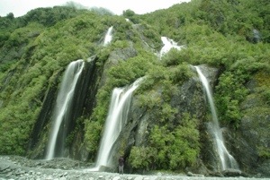 Einer der vielen Wasserfälle im Tal des Franz Josef Gletschers