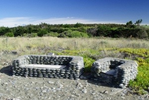 Sessel und Couch aus Steinen an den Menschenleeren Strand gebaut.