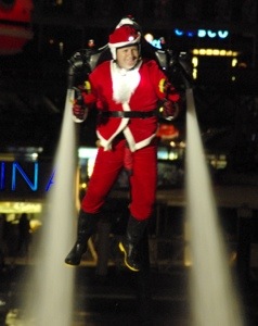 Fliegender Mann im Weihnachtsmann Kost&uuml;m
