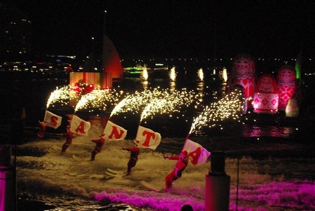 Weihnachtsm&auml;nner auf Wasserski dazu mehrere Boote und Feuerwerk