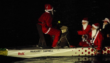 Drachenboote voller Weihnachtspaddler. Ich wäre am liebsten mit rein gehüpft und hätte mit gemacht
