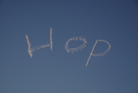 Fertig stand dort 'Hope'. Das englische Wort für Hoffnung.