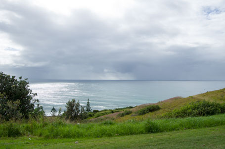 Die schöne Aussicht am Lenox Head auf das offene Meer