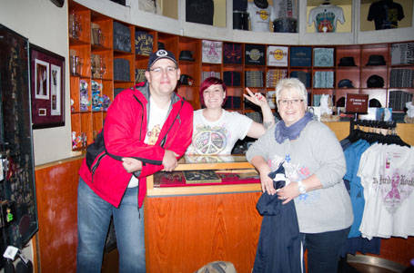 Meine Mutter und ich zusammen mit der Angestellten in Hard Rock Cafe Shop Surfers Paradise