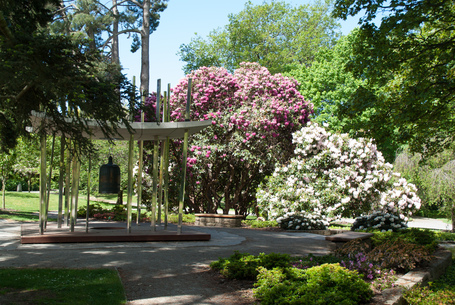 Blumen und Friedensglocke im Botanischen Garten in Christchurch