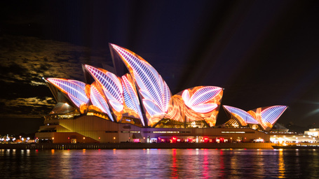 Sydney Oper mit bunten Projektionen auf dem Dach