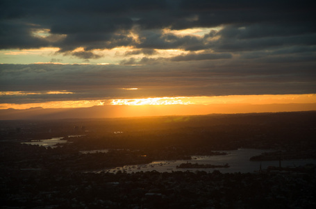 Blick im Sonnenuntergang über Sydney in Richtung Westen