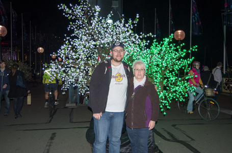 Muttern und ich auf der Pyrmont Bridge im Darling Harbour während des VIVID Festivals