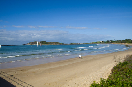 Eine mittelgroße Bucht mit weichem Sandstrand und einigen wenigen Gußgängern,