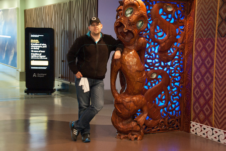 Sebastian Thoss noch im Flughafen Auckland neben Maui Schnitzereien