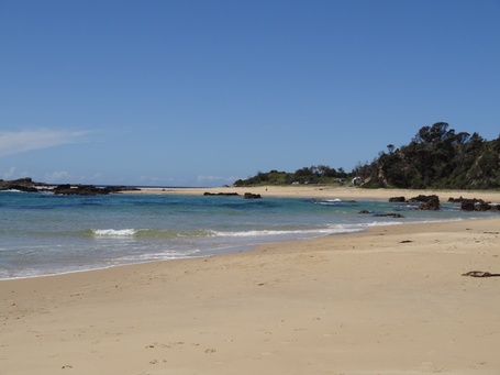 kristallklares Meer mit menschen leeren Sandstrand