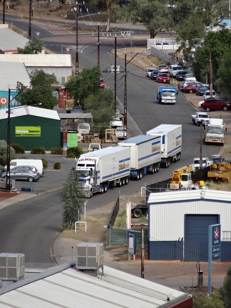 XXL-Gefährt names Roadtrain in Alice Springs